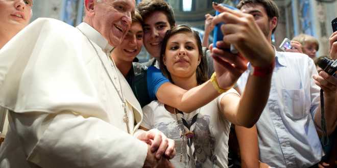 البابا فرنسيس: “في الصليب يمكننا أن نلمس رحمة الله، وأن نسمح لهذه الرحمة أن تلمسنا”: في رسالته لمناسبة اليوم العالمي للشباب في كراكوفيا