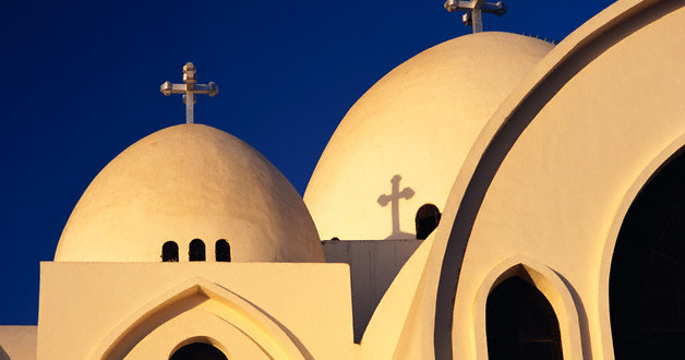 مسيحيون أقباط يضطرون للصلاة في الشارع أزمة بناء الكنائس تعود إلى الواجهة في مصر