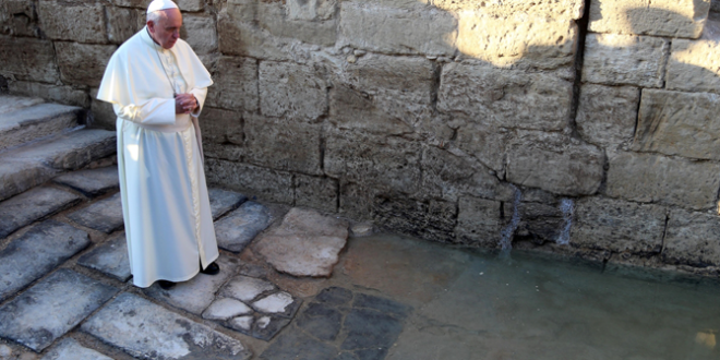 البابا فرنسيس يزور المغطس ويلتقي الفئات المتألمة