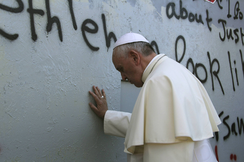 البابا يتوقف امام الجدار الاسرائيلي الفاصل في الضفة الغربية في خطوة لم تكن مقررة