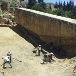 الحجر الأثري الجديد بعد اكتشافه في بعلبك أمس