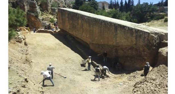 حجر أثري أضخم من حجر الحبلى اكتشفه طلاب من “اللبنانية” ومديرية الآثار