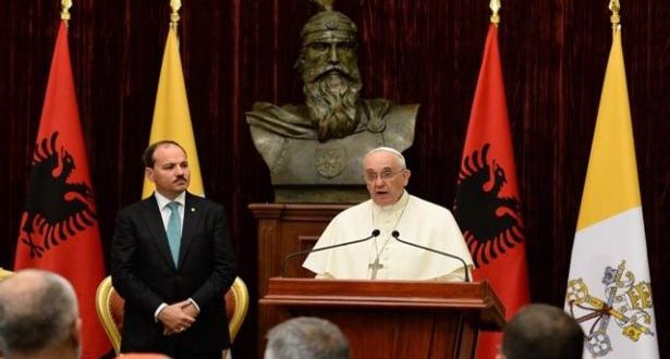 البابا فرنسيس يبدأ زيارته لألبانيا ويرفض استخدام الأصوليات الله “درعاً”