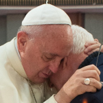 الكاهن الألباني الذي أبكى البابا