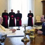 البابا فرنسيس والرئيس المصري عبد الفتاح السيسي في الفاتيكان أمس. (أ ب)