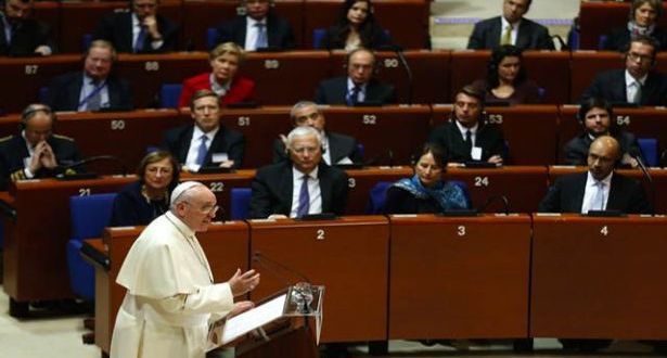 البابا فرنسيس يدعو أوروبا “العجوز” إلى أن تصير “مرجعاً للإنسانية”