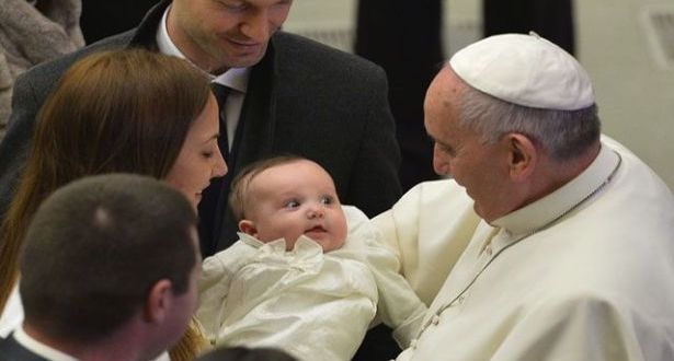 ضمور ورم في دماغ طفلة بعد قبلة خاطفة من البابا