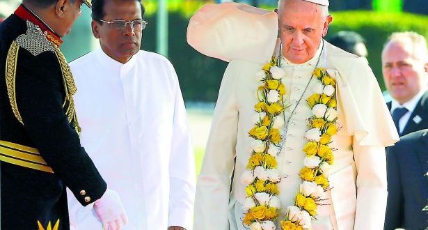 البابا في مستهلّ زيارة لسري لانكا يحضّ الأديان على عدم الاستسلام للعنف