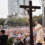 البابا فرنسيس يصلي عند صليب كبير في جامعة سانتو توماس الكاثوليكية في مانيلا. (أ ف ب)