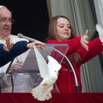 البابا والأطفال يطلقون حمامات السلام