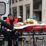 رجال إطفاء ينقلون جريحاً أمام مكتب اسبوعية شارلي ايبدو في باريس أمس. (أ ف ب)