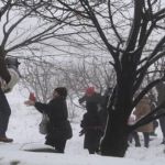 عائلات يلهو افرادها بالثلج في ترشيش أمس. (دانييل خياط)
