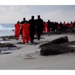 صورة عن شريط وزعه مركز الحياة الاعلامي يظهر مسلحين من داعش يقتادون 21 قبطياً مصرياً على شاطئ طرابلس قبل ذبحهم. (أ ف ب)