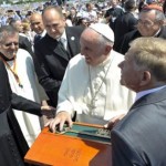 البابا فرنسيس يتسلم مفتاح مدينة ساراييفو من رئيس بلدية المدينة ايفو كومسيتش