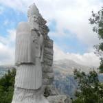 تمثال صخري لمار يوحنا مارون في حديقة البطاركة في الديمان