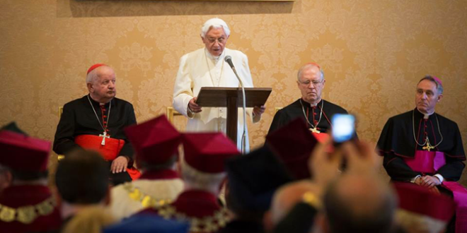 البابا بندكتس السادس عشر يحصل على الدكتواة الفخرية