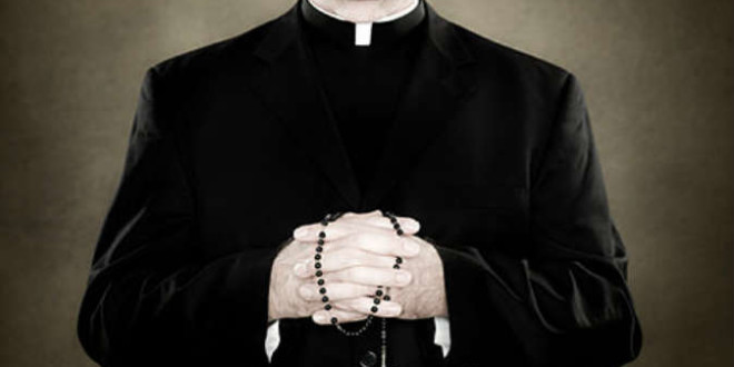الكاهن المثلي يجرّد من كهنوته بقرار من رئيس أساقفة أبرشيته