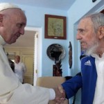 البابا فرنسيس والزعيم الكوبي فيديل كاسترو في هافانا أمس. (أ ب)
