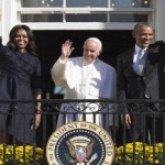 البابا فرنسيس يتوسط الرئيس الاميركي باراك اوباما وزوجته في البيت الابيض امس. (أ ف ب)