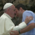 البابا فرنسيس يعانق الكاهن السوري