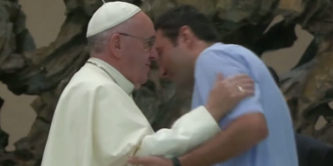 بالفيديو: هكذا كانت ردّة فعل البابا لدى علمه بجنسية هذا الكاهن