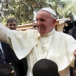 البابا فرنسيس لدى لقائه مهجرين خارج كنيسة في بانغي عاصمة افريقيا الوسطى أمس. (رويترز)