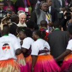البابا فرنسيس يحيي راقصين يؤدون رقصة تقليدية لدى وصوله الى مطار نيروبي أمس. (أ ب)