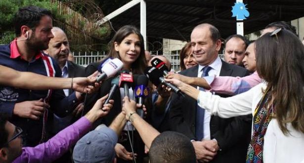 ديما صادق مثُلت أمام القضاء وتُركت بسند إقامة وقفة صحافية وإعلامية أمام العدلية تضامناً