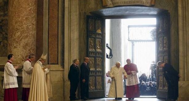 البابا أطلق “يوبيل الرحمة” من أجل كنيسة “منفتحة” على العالم في حضور 70 ألف شخص ووسط إجراءات أمنية غير مسبوقة