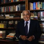 الصحافي محمد حسنين هيكل في صورة مؤرخة 23 أيلول 2014 في مكتبه بالقاهرة في عيد ميلاده الـ91