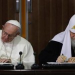 البابا فرنسيس - الى اليسار - وبطريرك موسكو وعموم الروسيا كيريل يوقعان الاعلان المشترك عقب لقائهما في ها