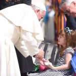 لقاء البابا فرنسيس بالطفلة ليزي
