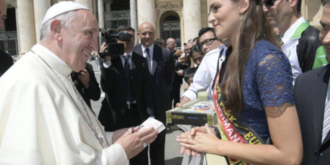ملكة جمال ألمانيا تقابل البابا فرنسيس