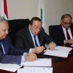 المشنوق والسيد حسين لدى توقيع الاتفاقية.