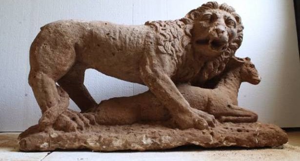 اكتشافات أثرية في مقبرة رومانية تظهر عادات الدفن تمثالان لأسدين جنائزيين ومقابر كلاب وأحصنة