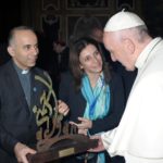 مؤسسة أديان قدمت رمز التضامن الروحي للبابا فرنسيس ودعته لزيارة لبنان