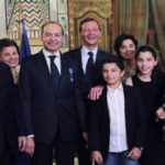 صورة تجمع السفير بون ويرق وزوجته جمانة وولديه والوزير السابق إدمون رزق وزوجته.