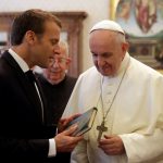 البابا فرنسيس يستقبل الرئيس الفرنسيس ماكرون - AP