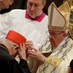 البابا فرنسيس يترأس كونسيستوارا يمنح خلاله القبعة الكاردينالية أربعة عشرة كاردينالاً جديدًا - AP