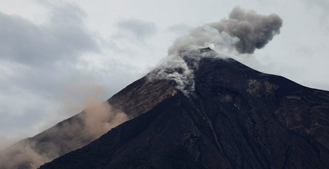 البابا فرنسيس يقدم مساعدة أولية للمتضررين من ثوران بركان فوييغو في غواتيمالا