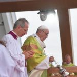 البابا فرنسيس يحتفل بالقداس الإلهيّ الختامي للقاء العالمي للعائلات (AFP)