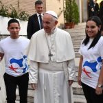 آباء السينودس يناقشون الوثيقة الختامية والرسالة إلى شباب العالم، والبابا فرنسيس يهدي الشباب ملخص العقيدة الاجتماعية