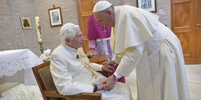 البابا فرنسيس يزور بندكتس السادس عشر عشية الاحتفال بإعلان قداسة سبعة طوباويين