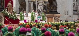البابا فرنسيس يحتفل بالقداس الإلهي مختتمًا أعمال الجمعيّة العامة العادية الخامسة عشرة لسينودس الأساقفة