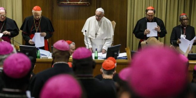 البابا فرنسيس في ختام سينودس الأساقفة يدعو إلى الدفاع عن الكنيسة، الأم، من المتهِم الكبير