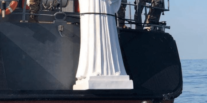 تمثال لمار شربل في قعر البحر‎