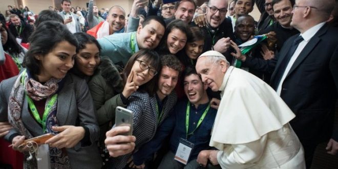البابا فرنسيس يحيي المشاركين في المنتدى الوطني للشباب في باراغواي