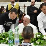 تحية البابا إلى الفقراء لمناسبة مأدبة الغداء في قاعة بولس السادس