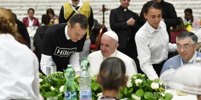 تحية البابا إلى الفقراء لمناسبة مأدبة الغداء في قاعة بولس السادس
