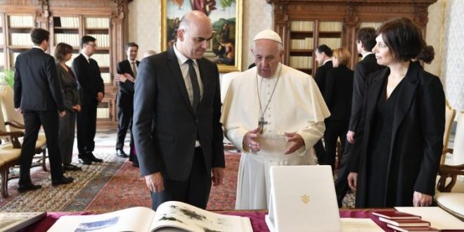 البابا فرنسيس يستقبل رئيس الاتحاد السويسري السيد ألان بيرسي